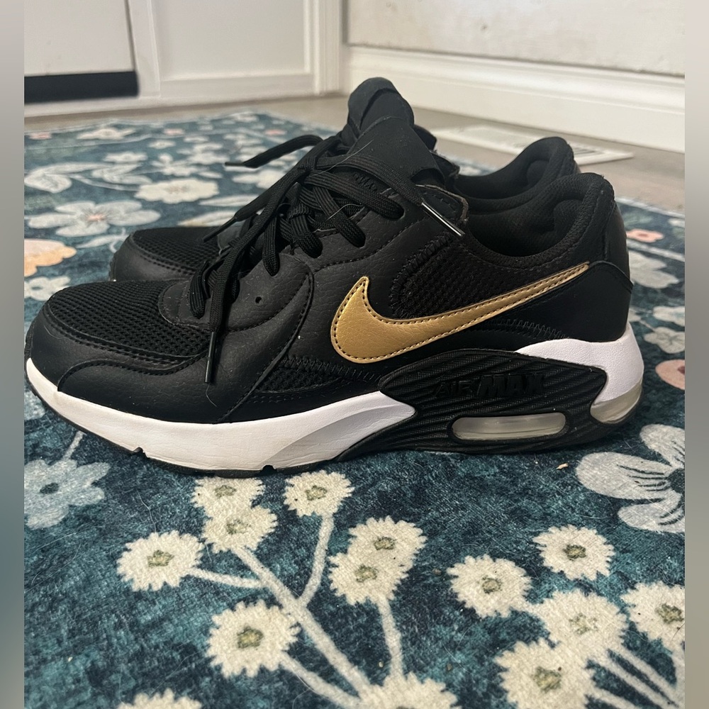 Nike Women’s Air Max Excee shoes in a black and metallic gold size 9.5 like new